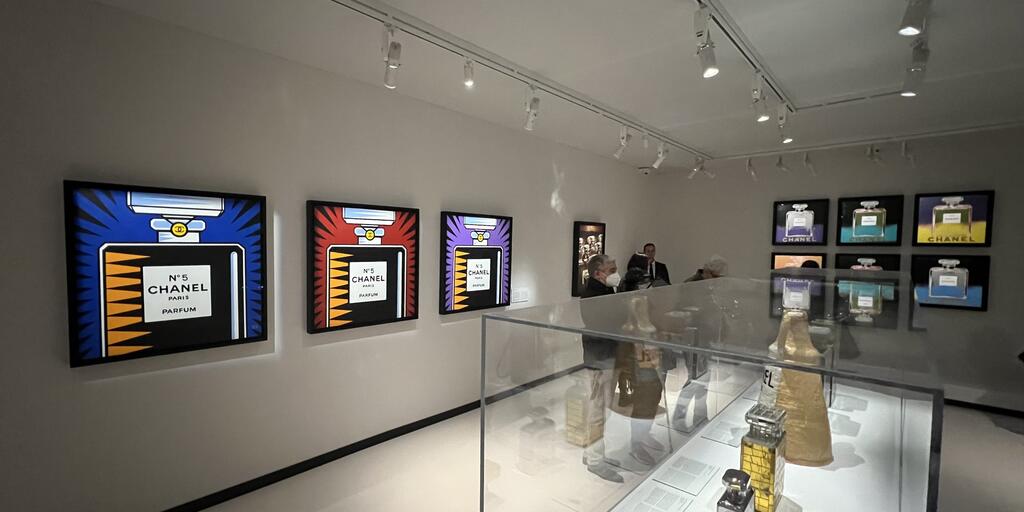 Alumnus Burton Morris Invited to Create Art for Legendary Chanel